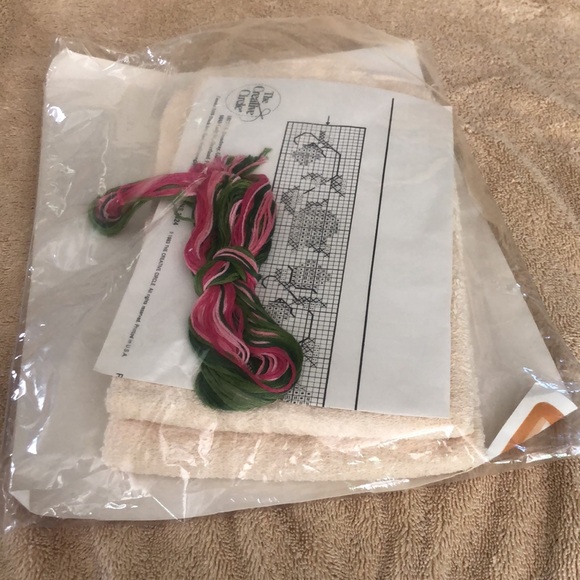 1983-2 FINGERTIP TOWELS TO EMBROIDER KIT-CREATIVE CIRCLE-ORIENTAL & INITIAL - Picture 7 of 7